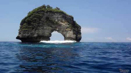 Den hule ø, udenfor Nusa Penida Island, Bali, Indonesia